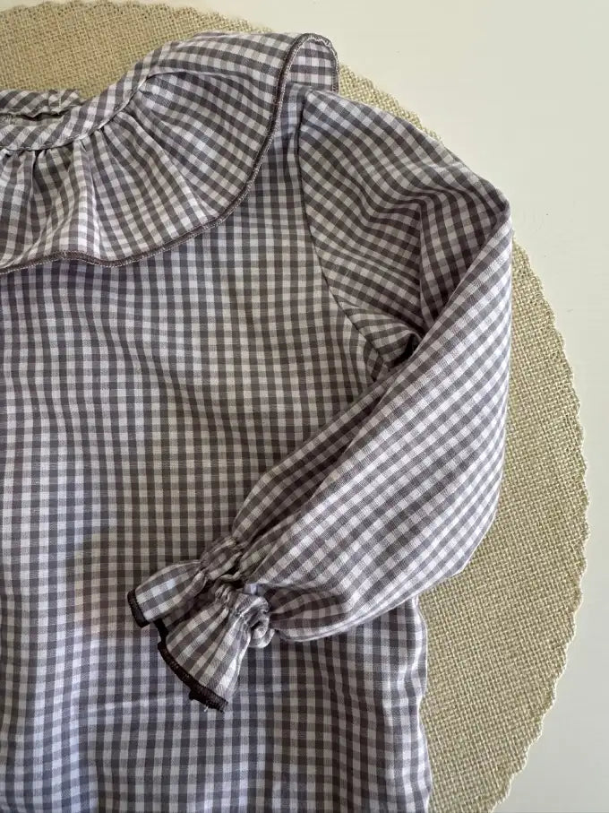 Blusa de Vichy Gris y Blanco con cuello de volante Dalia
