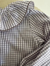 Blusa de Vichy Gris y Blanco con cuello de volante Dalia