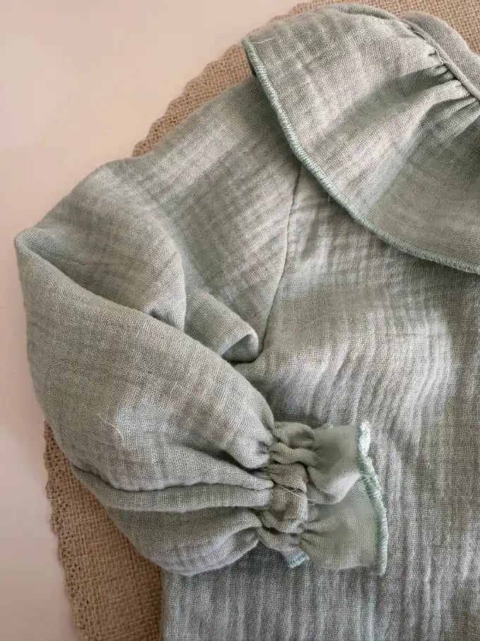 Blusa de algodón verde empolvado con cuello de volante Narciso
