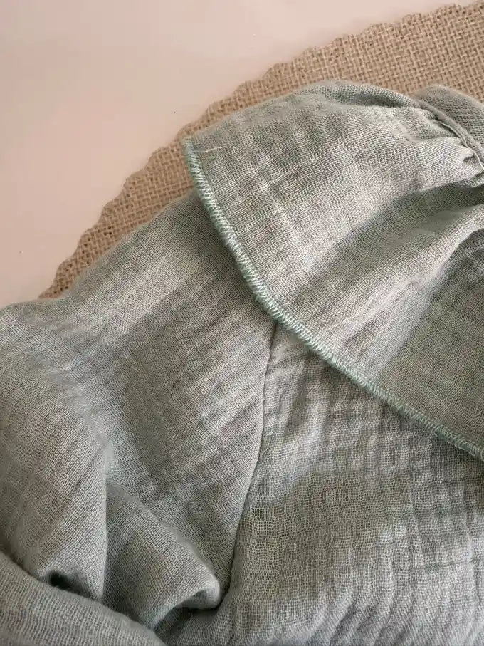Blusa de algodón verde empolvado con cuello de volante Narciso