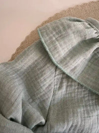 Blusa de algodón verde empolvado con cuello de volante Narciso