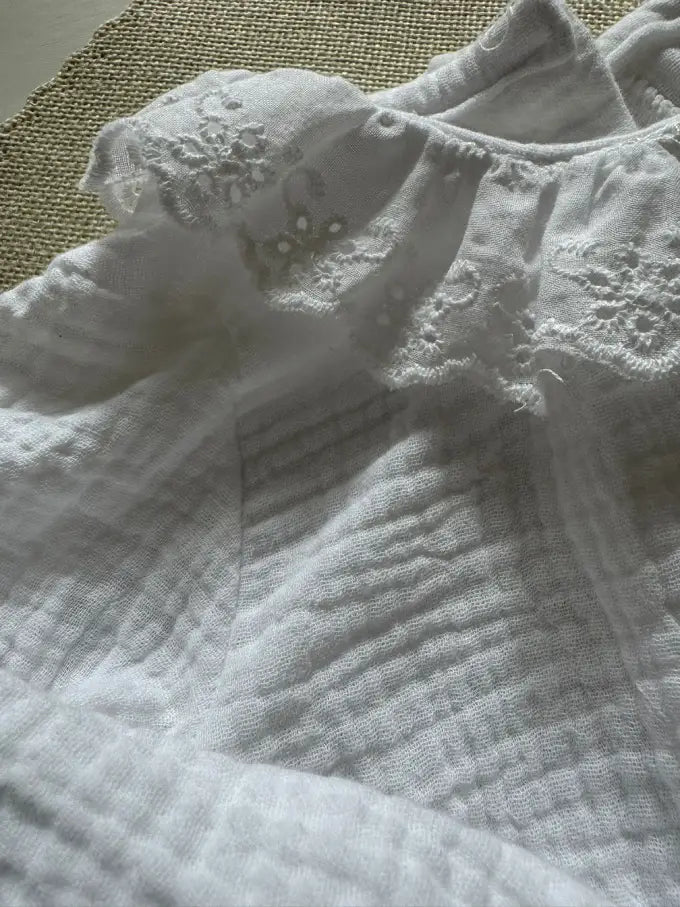 Blusa de doble gasa de algodón con un cuello con tira bordada - Jazmín