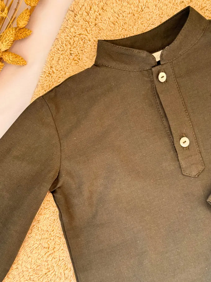 Camisa verde pino liso cuello mao - Colección Abeto