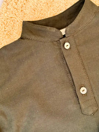 Camisa verde pino liso cuello mao - Colección Abeto