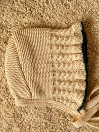 Capota de punto crema con terminación en verde pino - Colección Camomila