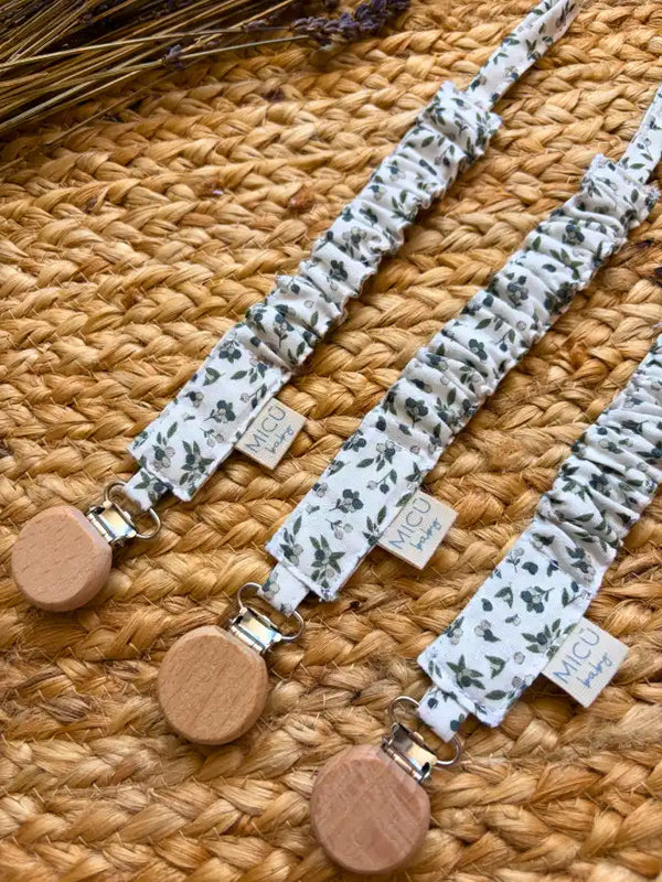 Chupetero blanco con flores verdes Colección Olivo | MICŪ baby
