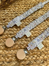 Chupetero con estampado de flores azul y rosa Verbena