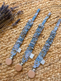 Chupetero floral con fondo azul Colección Roble | MICŪ baby