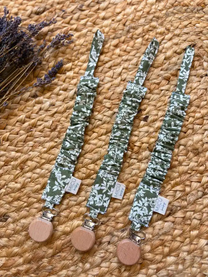 Chupetero verde con flores blancas Colección Helecho | MICŪ baby