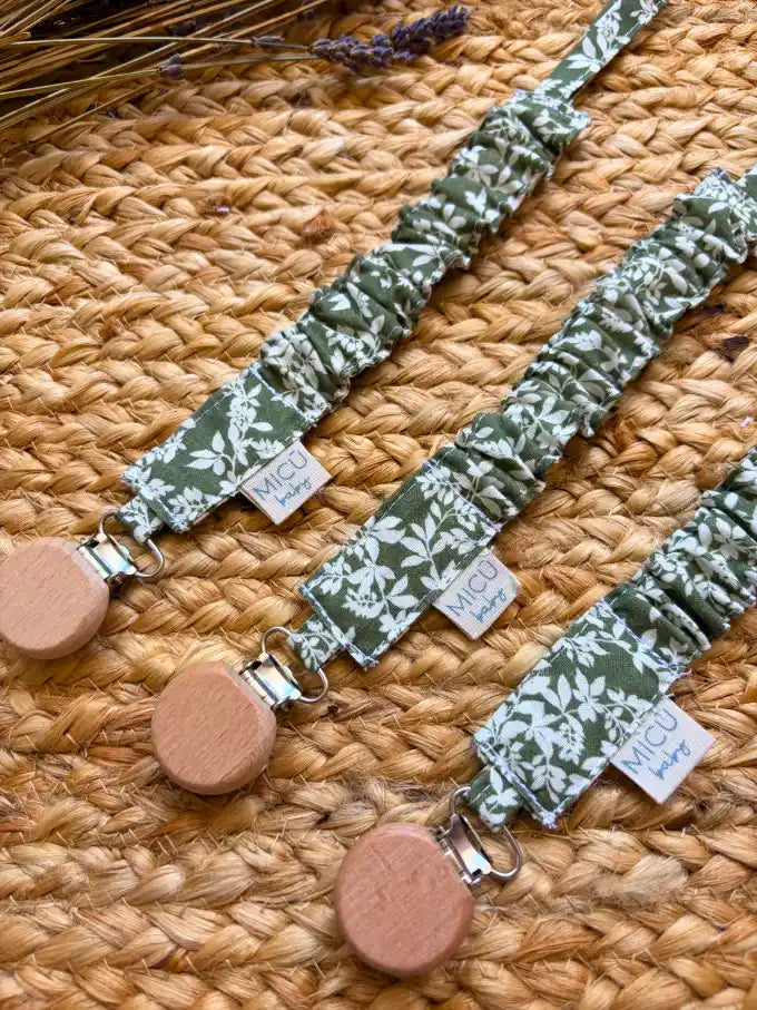 Chupetero verde con flores blancas Colección Helecho | MICŪ baby