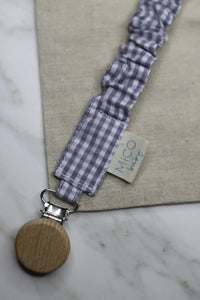 Chupetero de vichy gris y blanco con pinza de madera Dalia