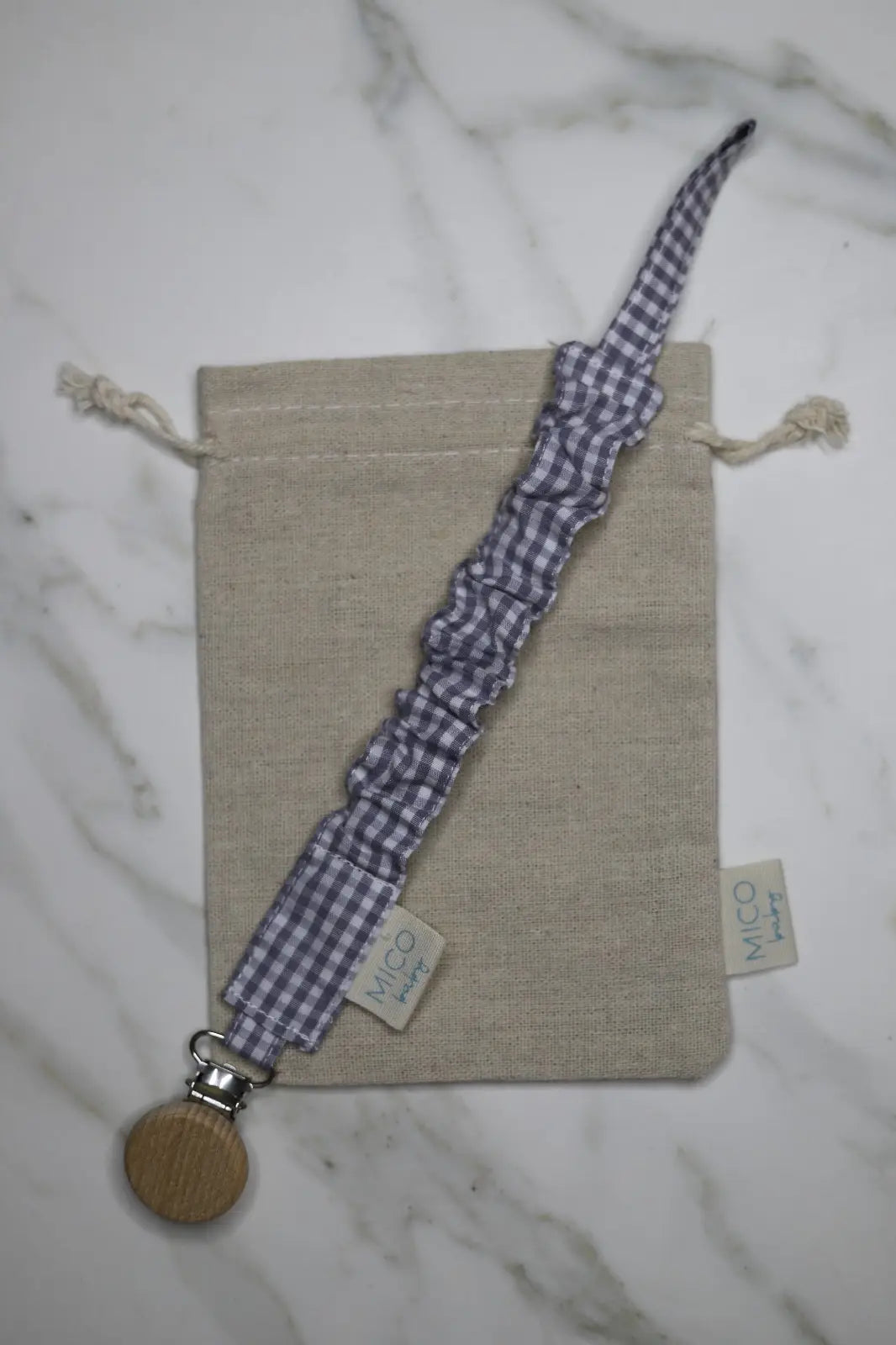 Chupetero de vichy gris y blanco con pinza de madera Dalia