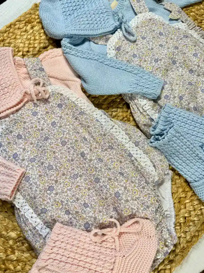 Conjunto Ranita con estampado de flores azul y rosa Verbena con Pelele punto algodón rosa y azul