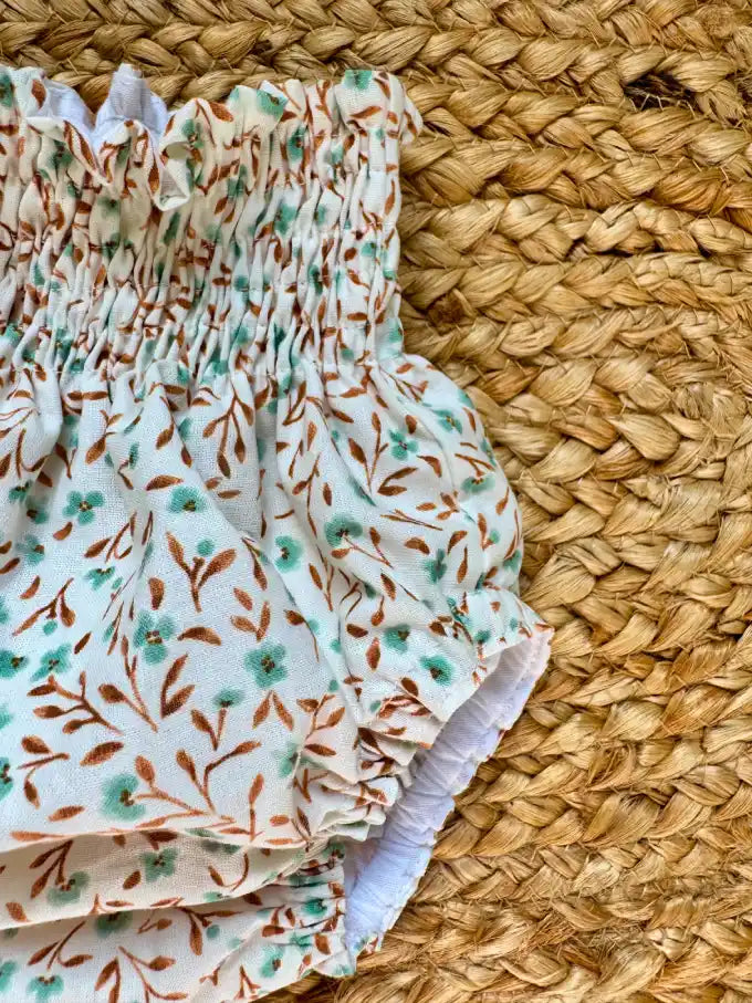 Cubrepañal con estampado de flores verde agua y mostaza Eucalipto
