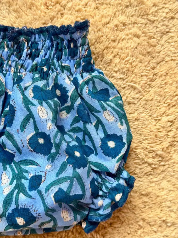 Cubrepañal azul tintado a mano con estampado floral - Colección Campanilla