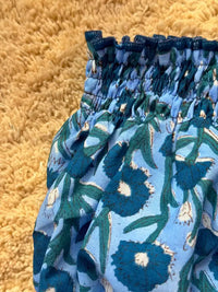Cubrepañal azul tintado a mano con estampado floral - Colección Campanilla