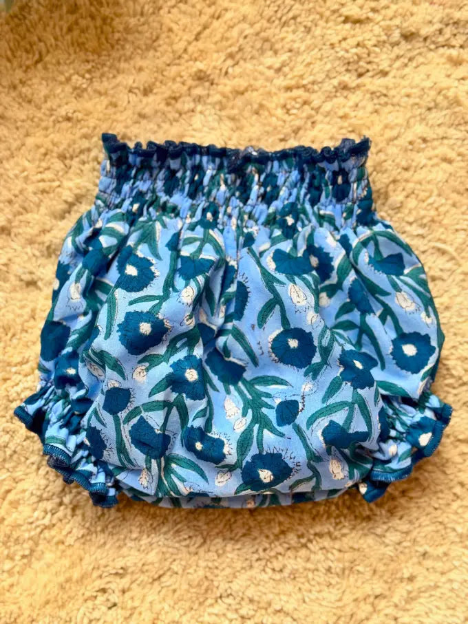Cubrepañal azul tintado a mano con estampado floral - Colección Campanilla