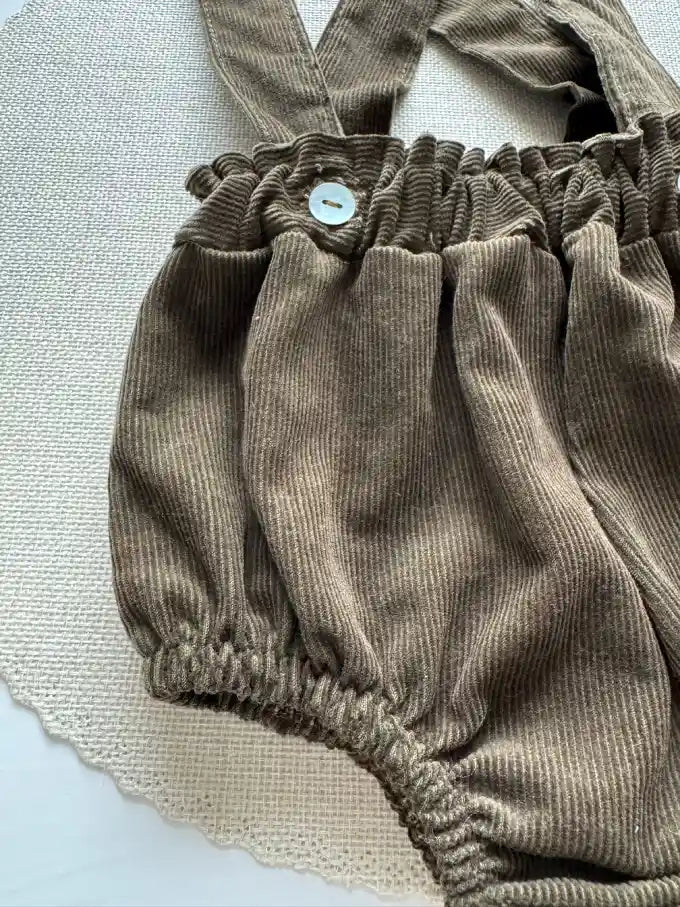 Cubrepañal con tirantes de micropana verde - Fresno