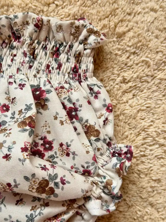 Cubrepañal crema con flores burdeos - Colección Mimosa