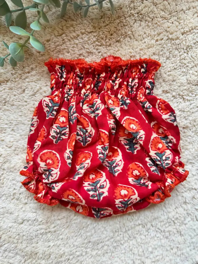 Cubrepañal rojo tintado a mano con estampado floral - Colección Loto