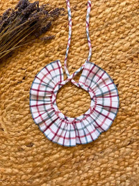 Cuello cuadros multicolor con fondo blanco Colección Almendro | MICŪ baby