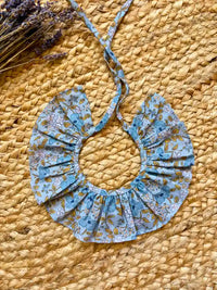 Cuello floral con fondo azul Colección Roble | MICŪ baby