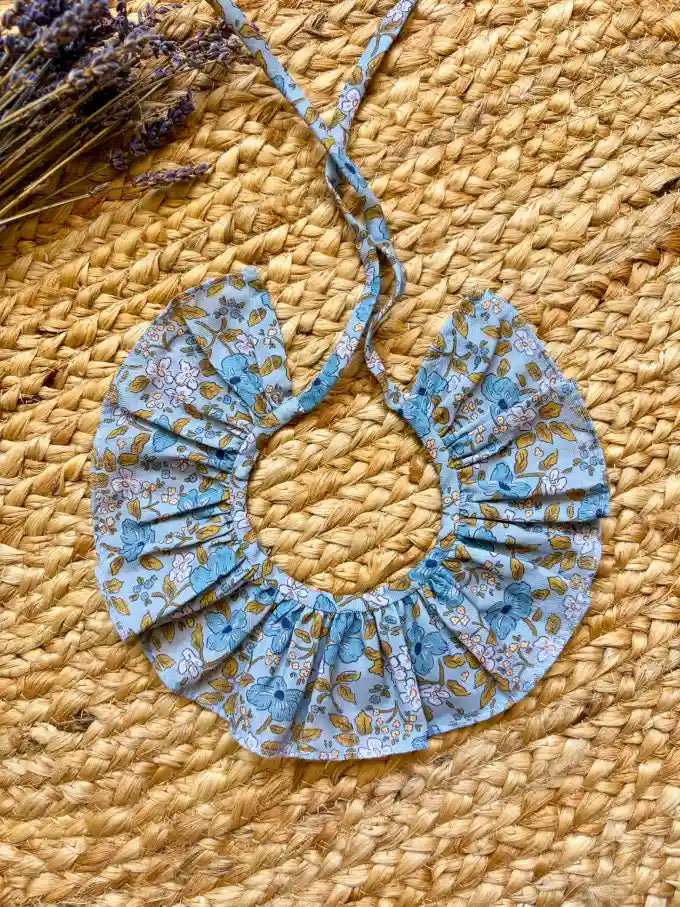 Cuello floral con fondo azul Colección Roble | MICŪ baby