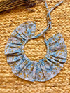 Cuello floral con fondo azul Roble