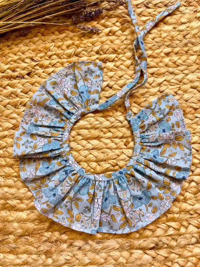 Cuello floral con fondo azul Colección Roble | MICŪ baby