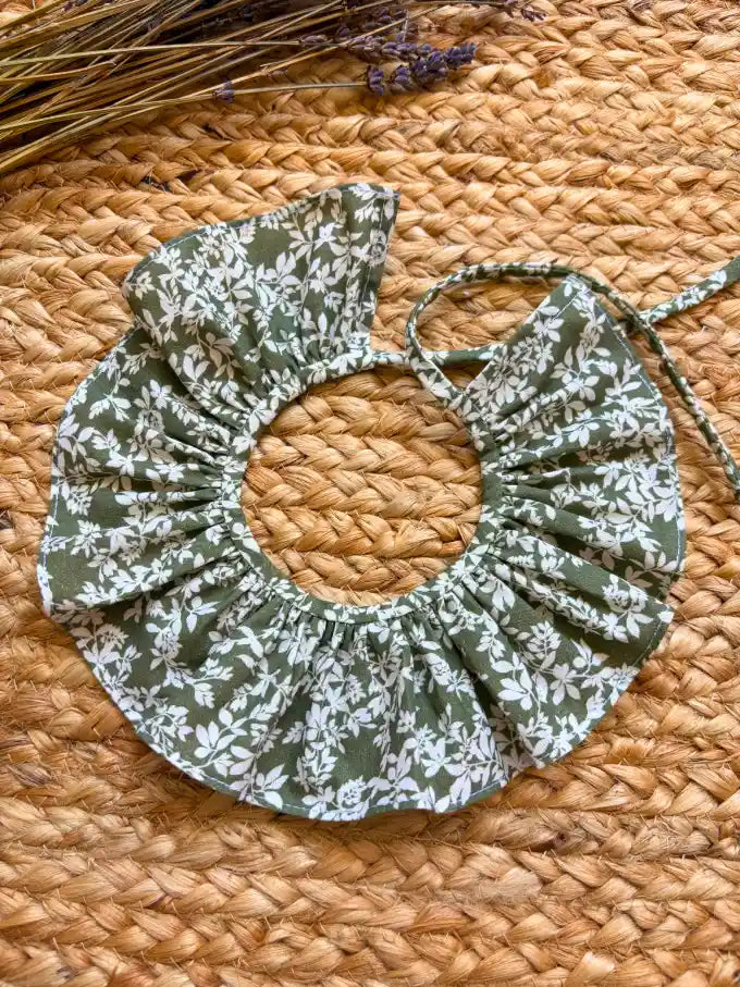 Cuello verde con flores blancas Colección Helecho | MICŪ baby