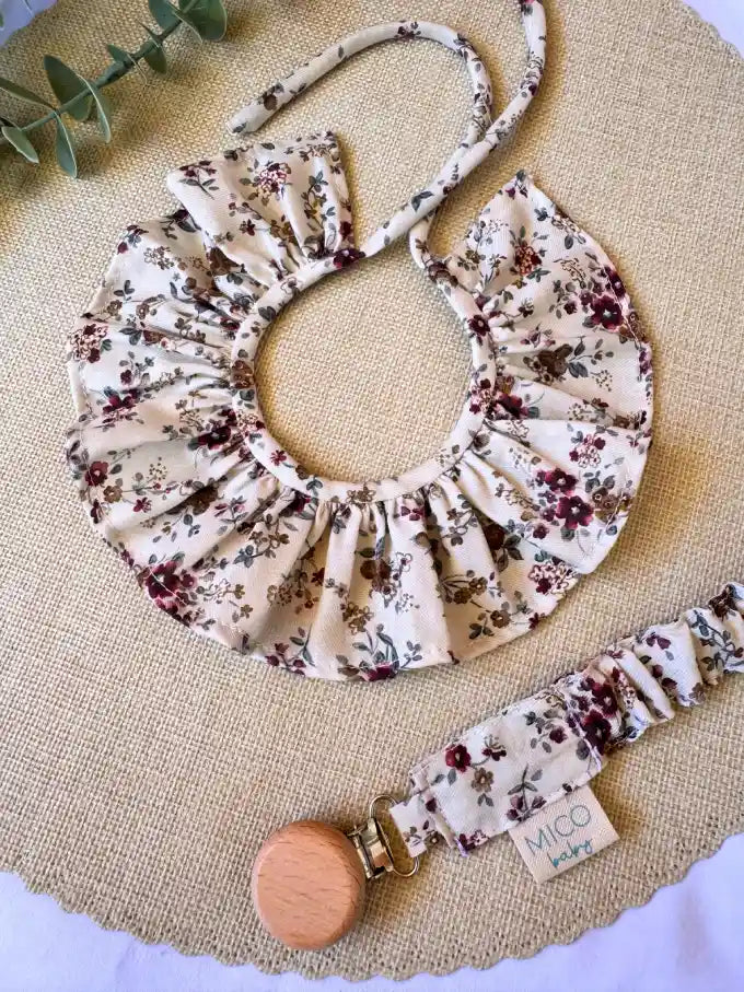 Cuello y chupetero crema con flores burdeos - Colección Mimosa