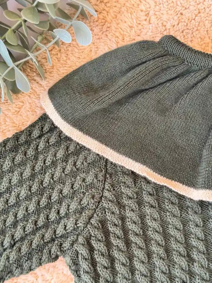 Jersey/Chaqueta con volante de punto verde con terminación en crema - Colección Musgo