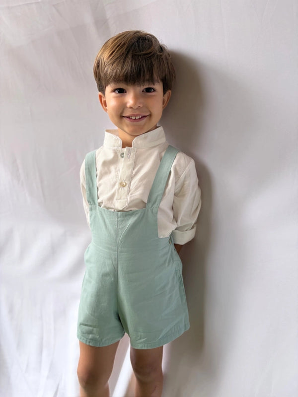 Mateo con pantalón con tirantes de color verde agua Bambú