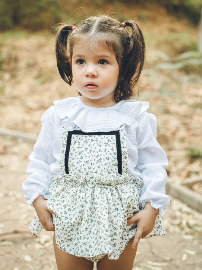 Niña con Jesusito manga larga blanco con flores verdes Colección Olivo | MICŪ baby