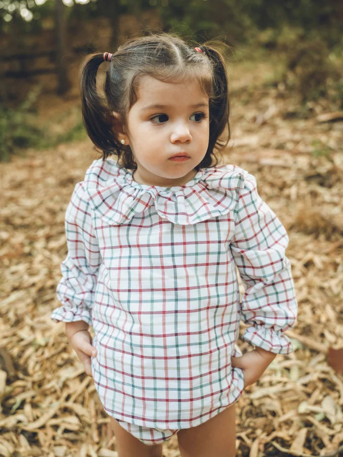 Niña con Jesusito manga larga de cuadros multicolor con fondo blanco Colección Almendro | MICŪ baby