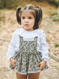Niña con Ranita con volante verde con flores blancas Colección Helecho | MICŪ baby
