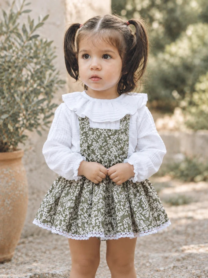 Niña con Ranita con volante verde con flores blancas Colección Helecho | MICŪ baby