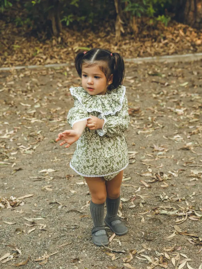 Niña Remangándose con Jesusito manga larga verde con flores blancas Colección Helecho | MICŪ baby