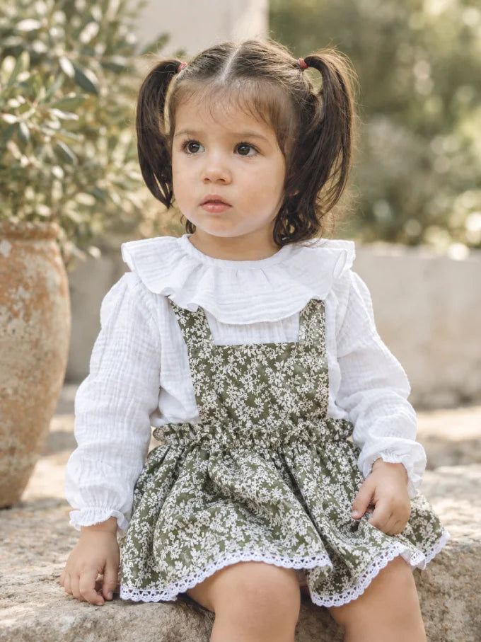 Niña con Ranita con volante verde con flores blancas Colección Helecho | MICŪ baby