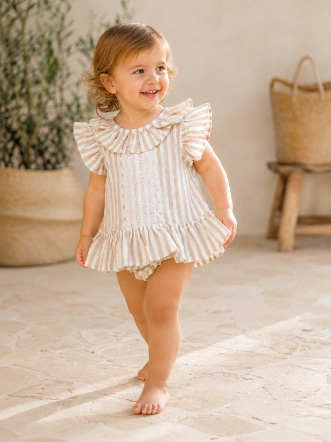 Niña con Vestido de rayas beige Colección Espiga | MICŪ baby