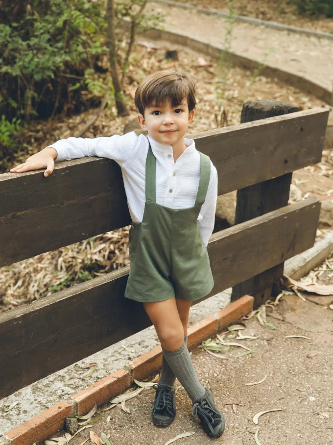 Niño con Pantalón con tirantes sarga verde Colección Álamo | MICŪ baby