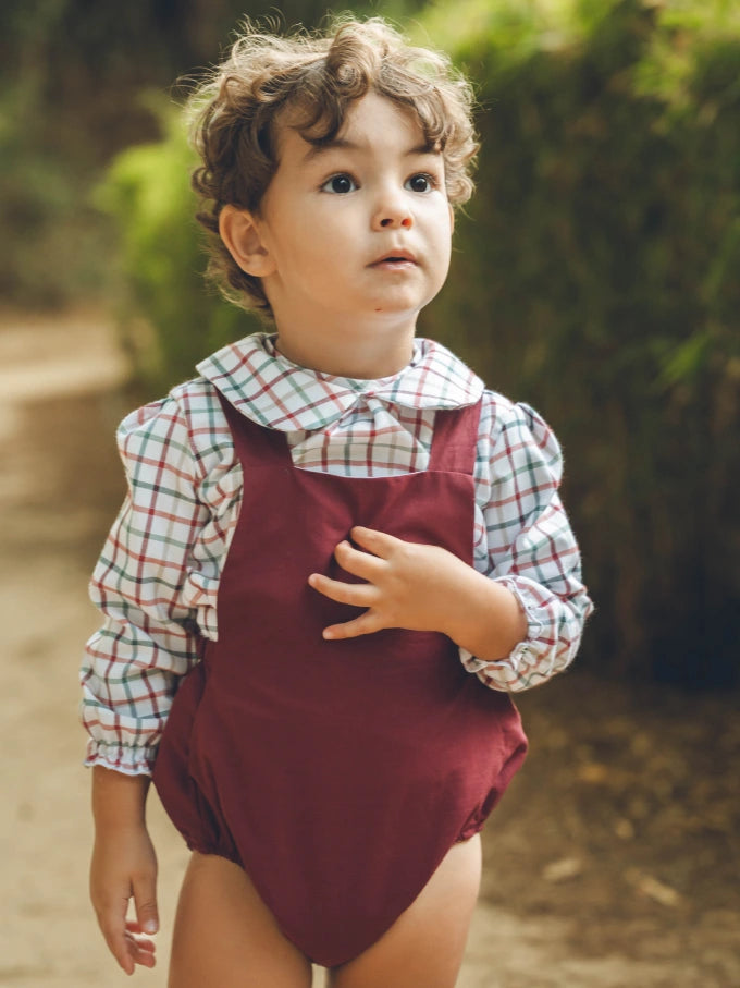 Niño con Ranita lisa granate Colección Arándano y Blusa cuello volante de cuadros multicolor con fondo blanco Colección Almendro | MICŪ baby