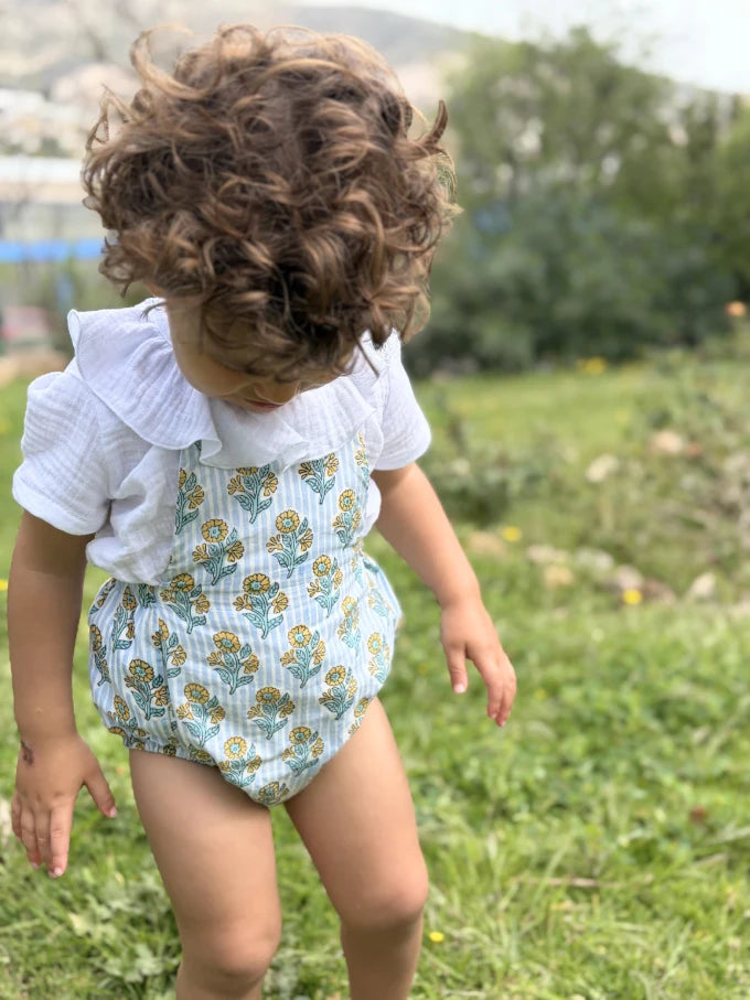 Niño con Ranita de rayas azules con flor amarilla Girasol