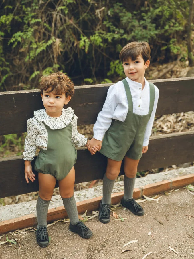 Ninos vestidos con Pantalon con tirantes y ranita sarga verde Coleccion Alamo | MICŪ baby