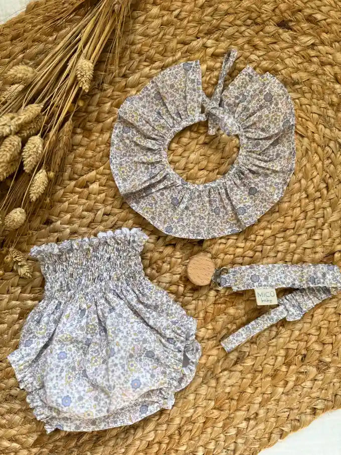 Pack de cubrepañal, chupetero y Cuello con estampado de flores azul y rosa Verbena