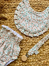 Pack cubrepañal, babero y chupetero con estampado de flores verde agua y mostaza Eucalipto