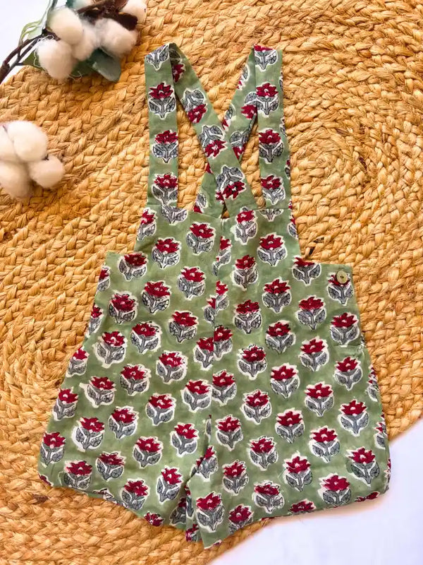 Pantalón con tirantes de flores verde y rojo algodón indio Colección Jara | MICŪ baby