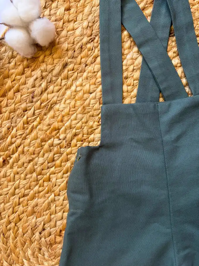 Pantalón con tirantes sarga verde Colección Álamo | MICŪ baby