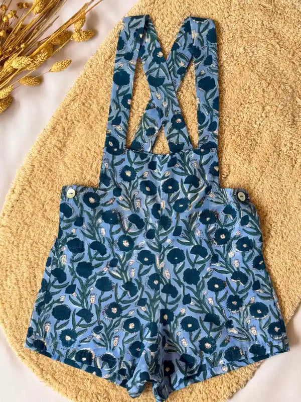 Pantalón con tirantes azul tintado a mano con estampado floral - Colección Campanilla