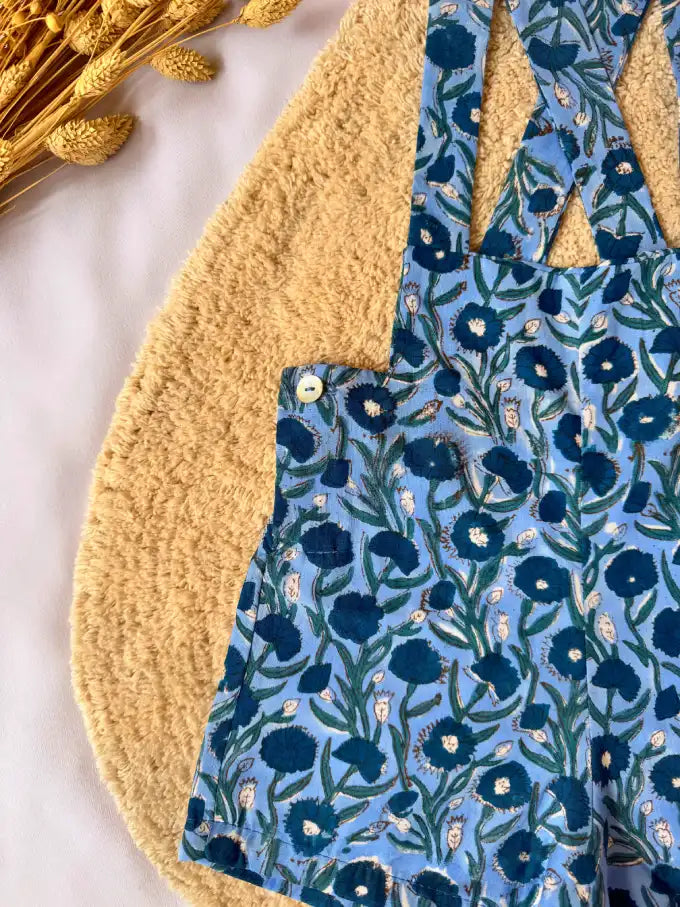 Pantalón con tirantes azul tintado a mano con estampado floral - Colección Campanilla